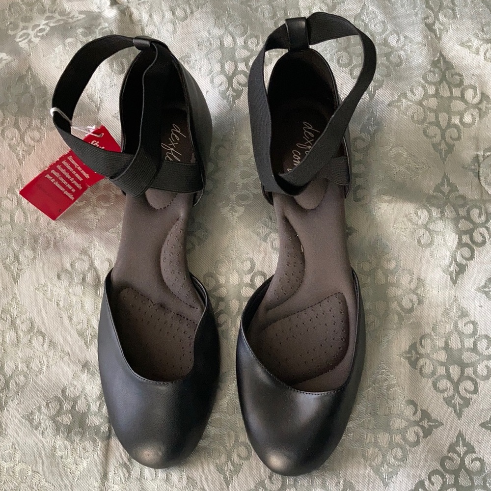 Round Toe Black Wedge Crisscross Ankle